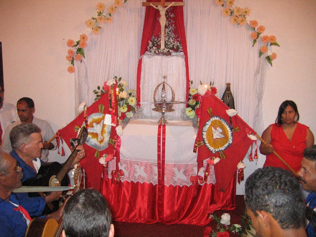 Altar do Divino com o Cetro, a Coroa e as Bandeiras