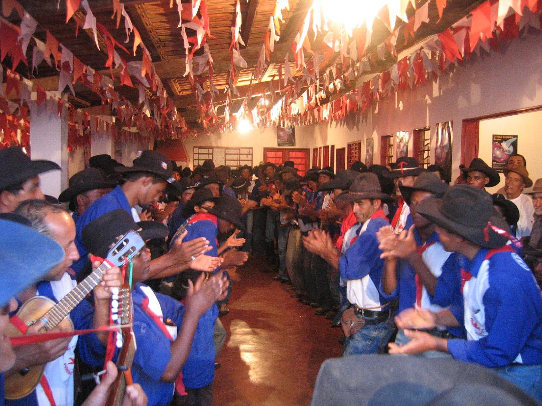 Cavaleiros da folia, os foliões, dancando o xá